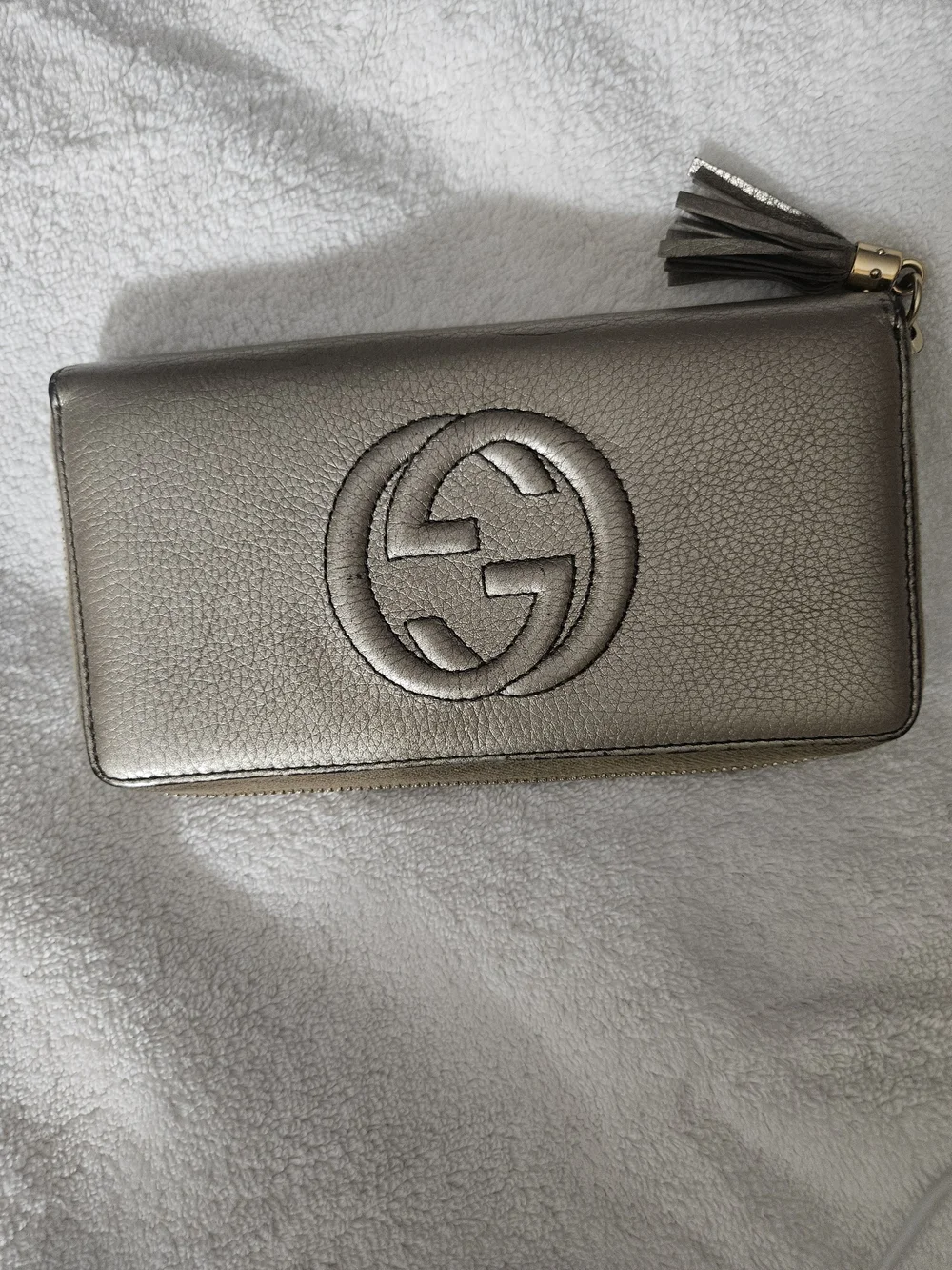 🩷❣️Authentic Gucci Metallic Silver Zip Around Wallet with Tassel - Preowned💝❤️